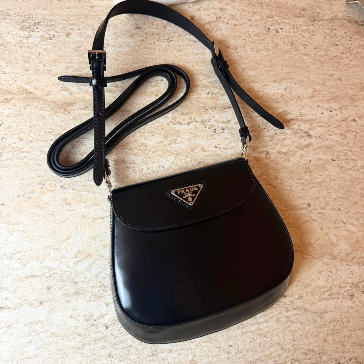 Prada Siyah Deri Çapraz Askılı Çanta | Minimal & Zamansız