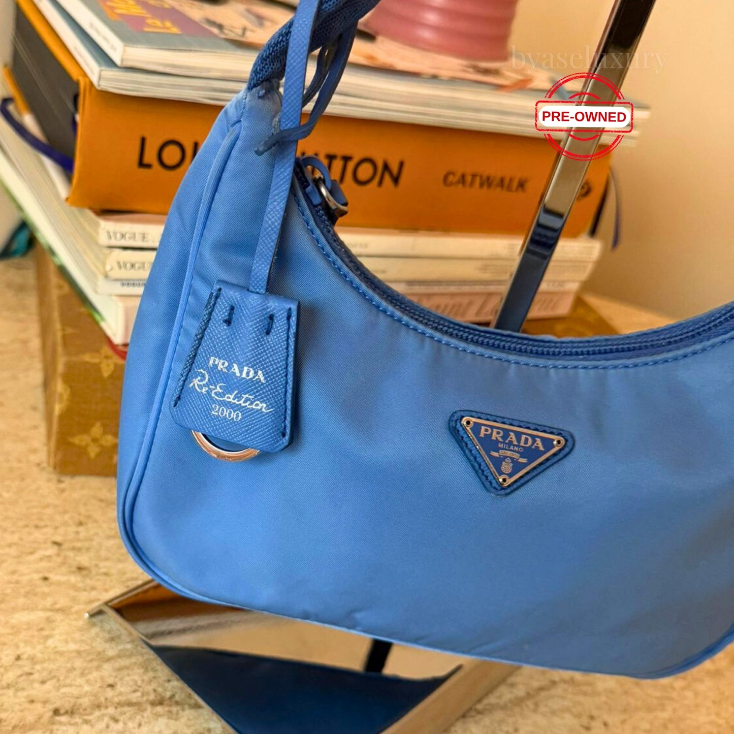 Prada Nylon Omuz Çantası – İkonik Minimal Tasarım | Pre-Owned