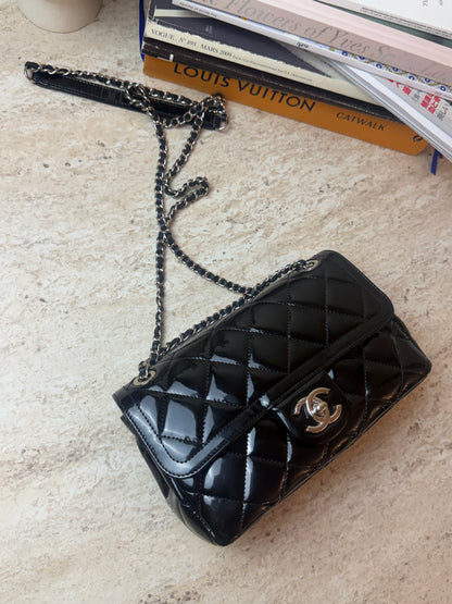 Chanel Mini Flap Siyah Rugan Zincir Askılı Çanta