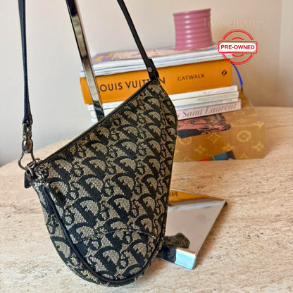 Dior Saddle Oblique Canvas Çanta – Pre-Owned | İkonik Tasarım