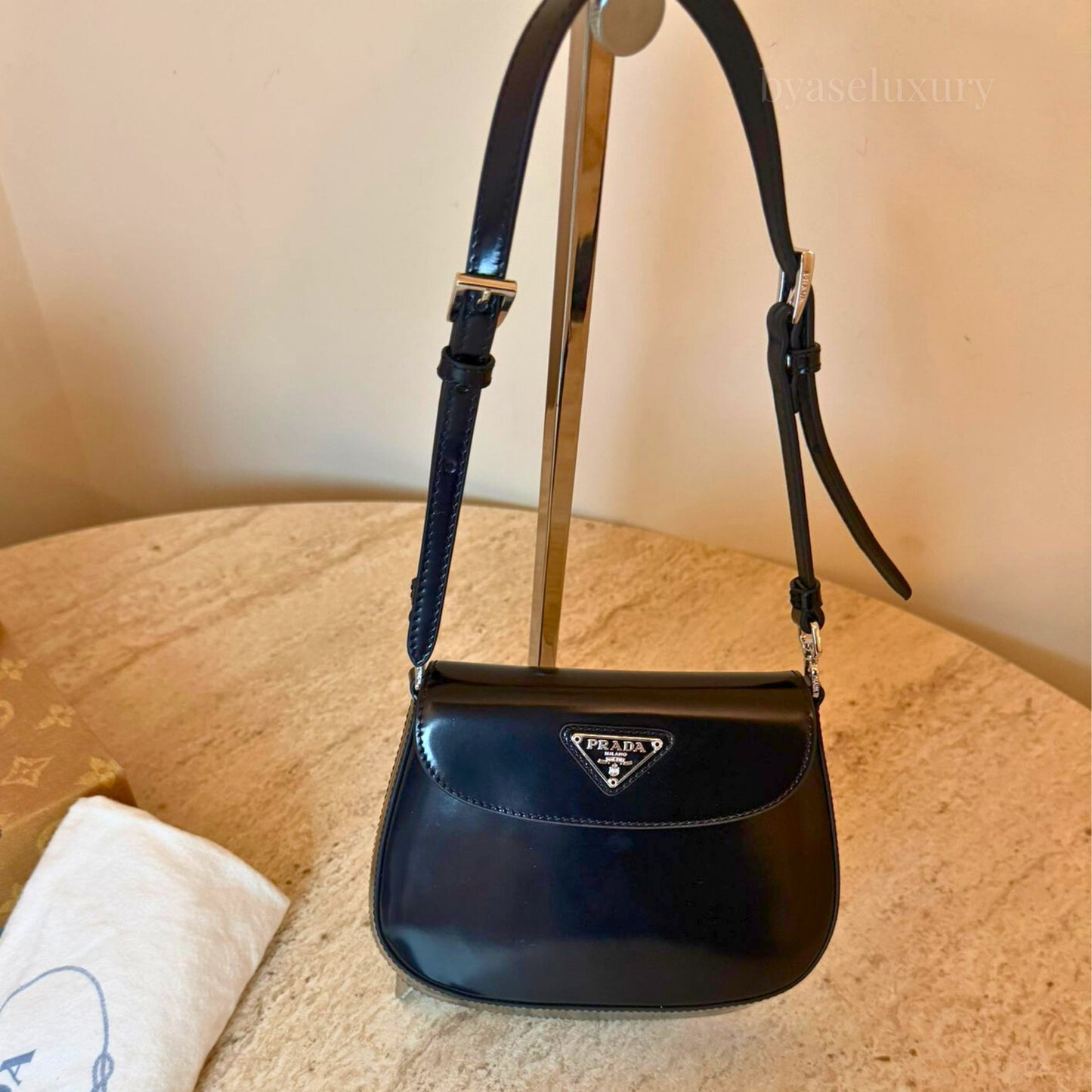 Prada Siyah Deri Çapraz Askılı Çanta | Minimal & Zamansız