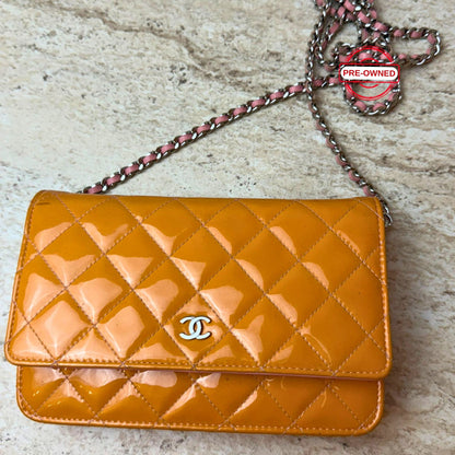 Chanel Wallet on Chain (WOC) Orange Patent Leather Çanta – Pre-Owned